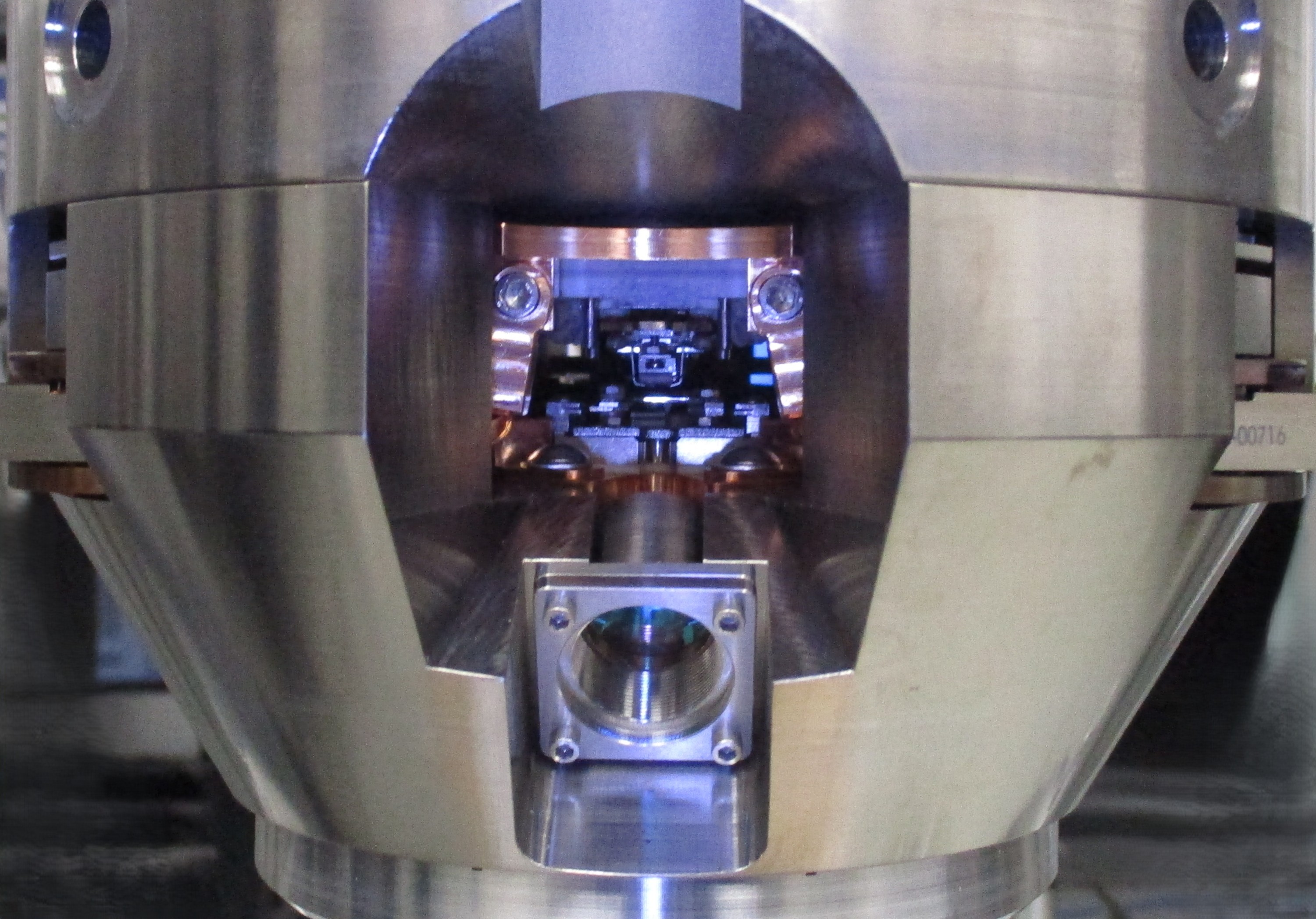 Molecular tool approaching the sample inside a CBN Nano chamber