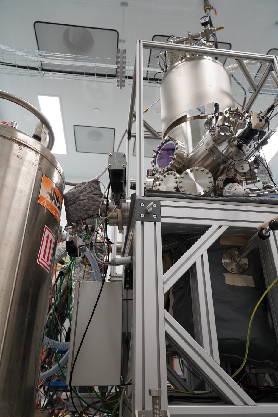 Cryogenic scanning probe workstation with cryogen dewar at CBN Nano